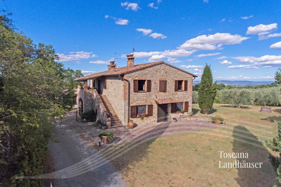 Fotky Charming farmhouse in the middle of the Tuscan hills