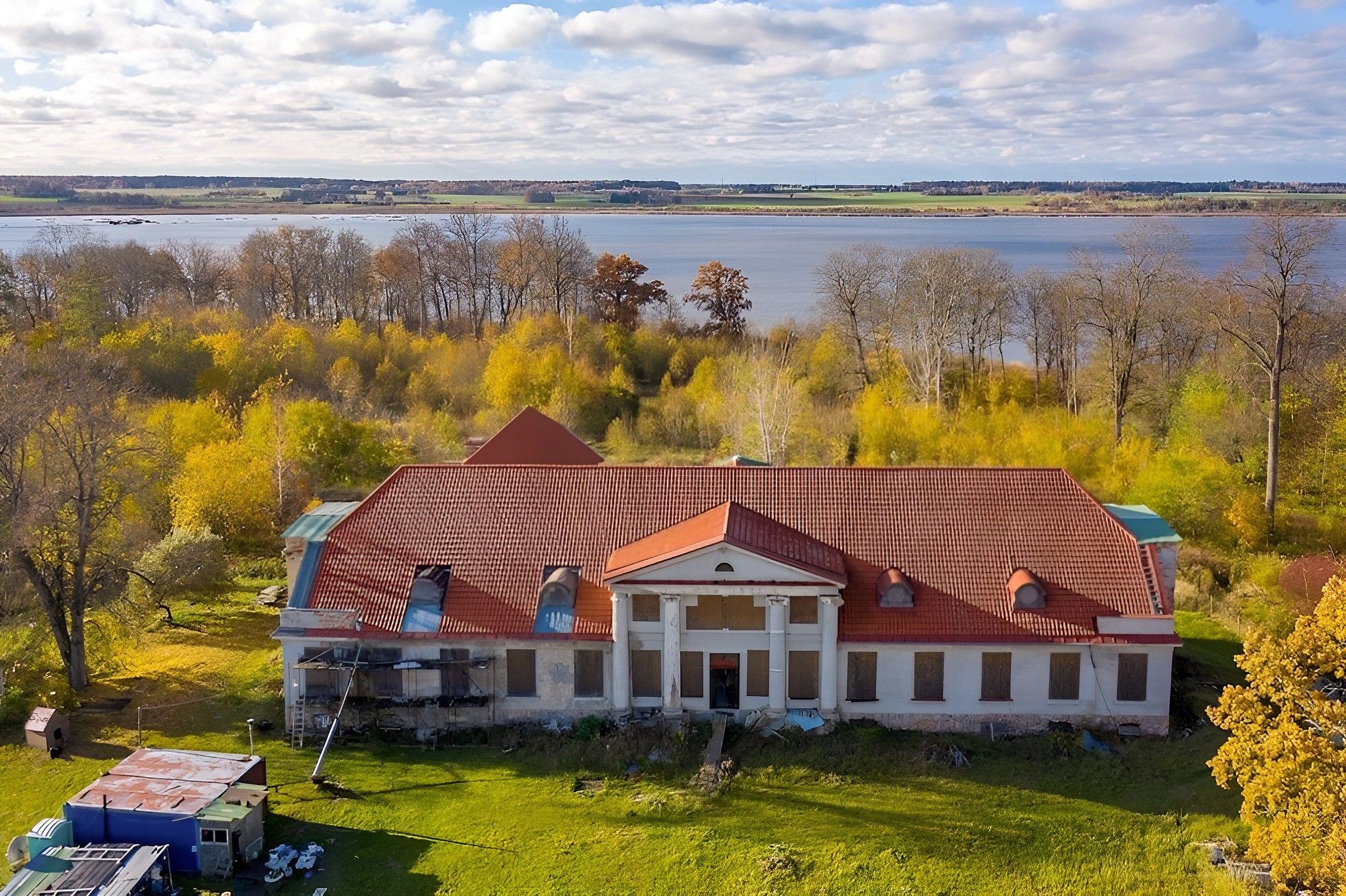 Fotky Līgutu - Gutshaus am See in Lettland