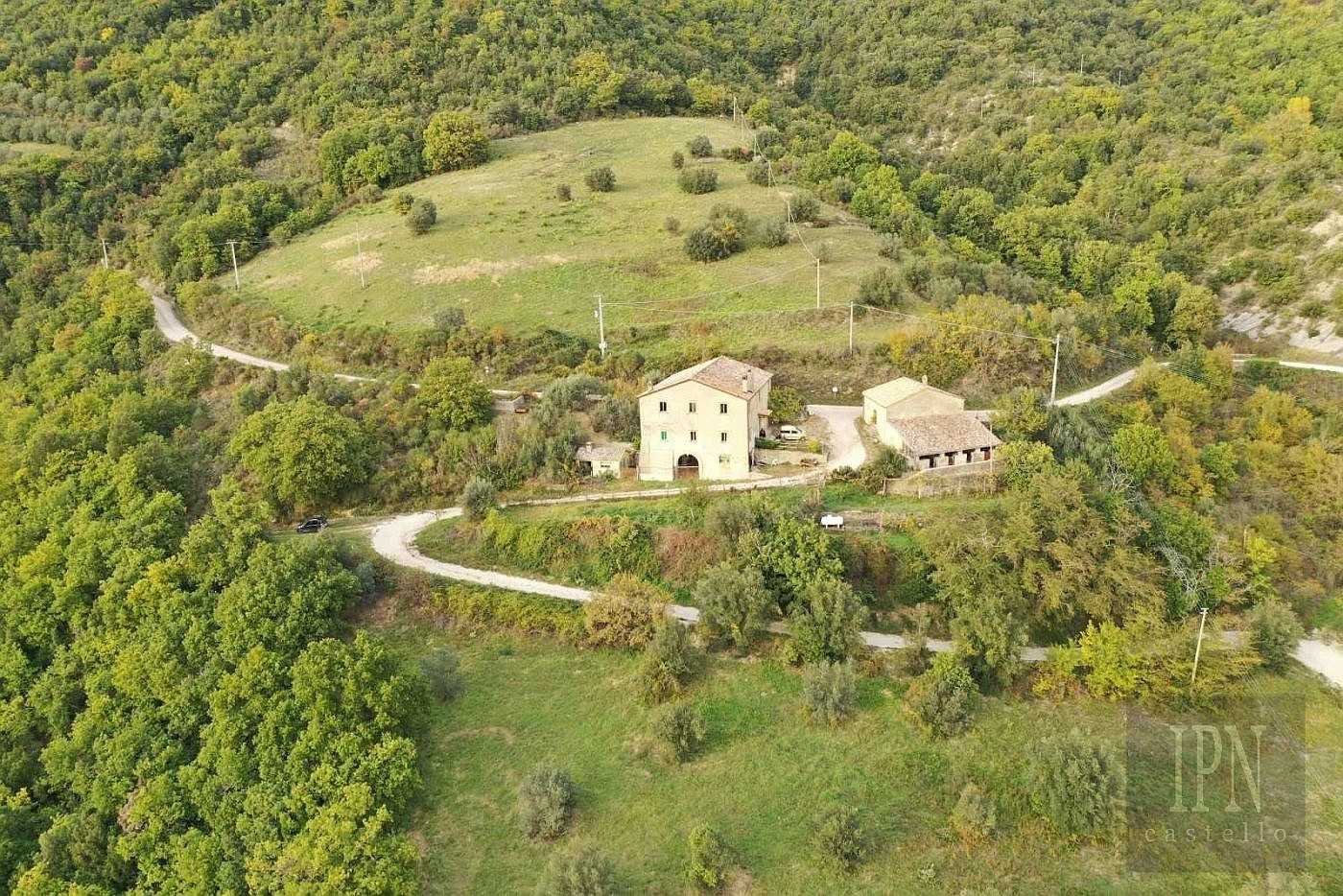 Fotky Bauernhaus mit Blick auf alte Burgruine in Umbrien