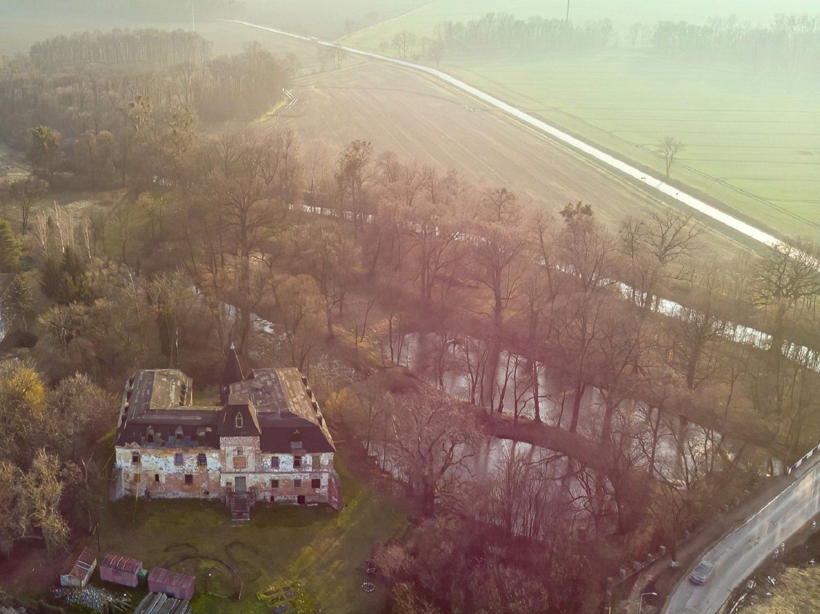 Fotky Zámok v rekonštrukcii s malým parkom Vroclav, Poľsko