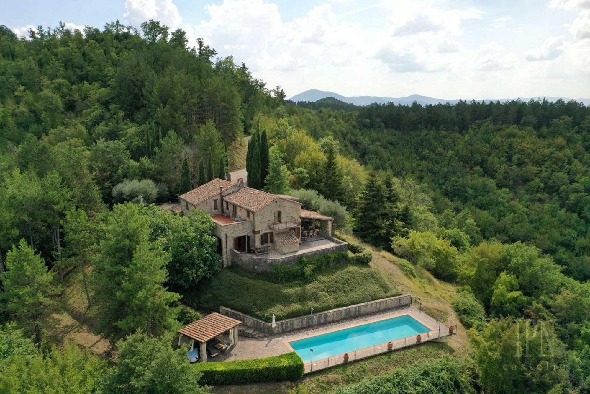 Fotky Umbrisches Bauernhaus in Waldlage mit fabelhaftem Talblick