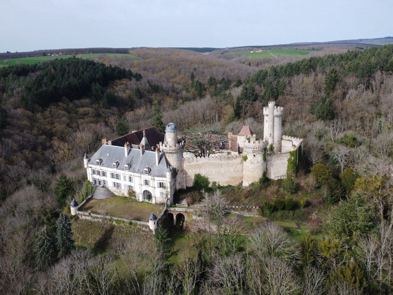 Fotky Burganlage in Veauce, nördlich Clermont Ferrand - Traumlage, Gefährdetes Denkmal