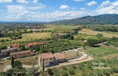 Vidiecky dom na predaj Cortona, Toscana, RIF 3085 Blick auf Landhaus und Umgebung