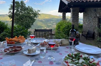 Vidiecky dom na predaj Piemont, Außensitzplatz mit Blick