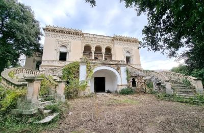 Nehnuteľnosti s charakterom, Prestížna historická vila na predaj v Lecce so súkromným parkom
