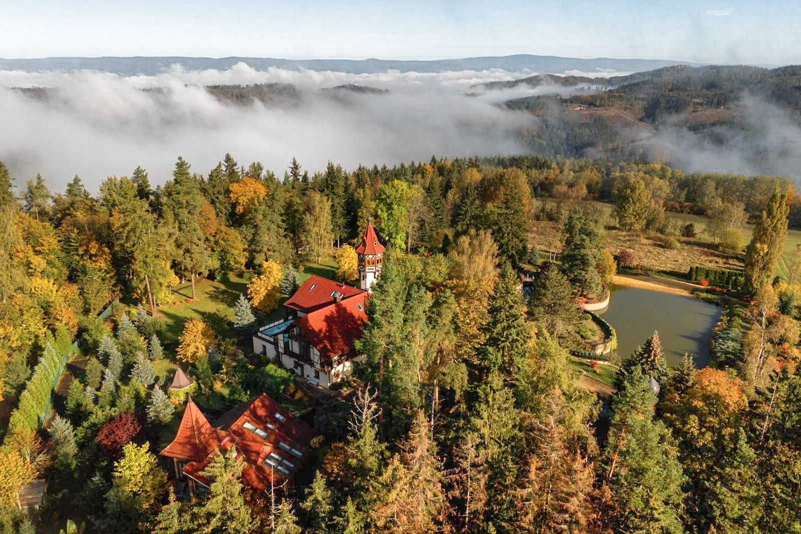 Fotky Eklektická vila pri Karlových Varoch, 6 hektárov pozemku