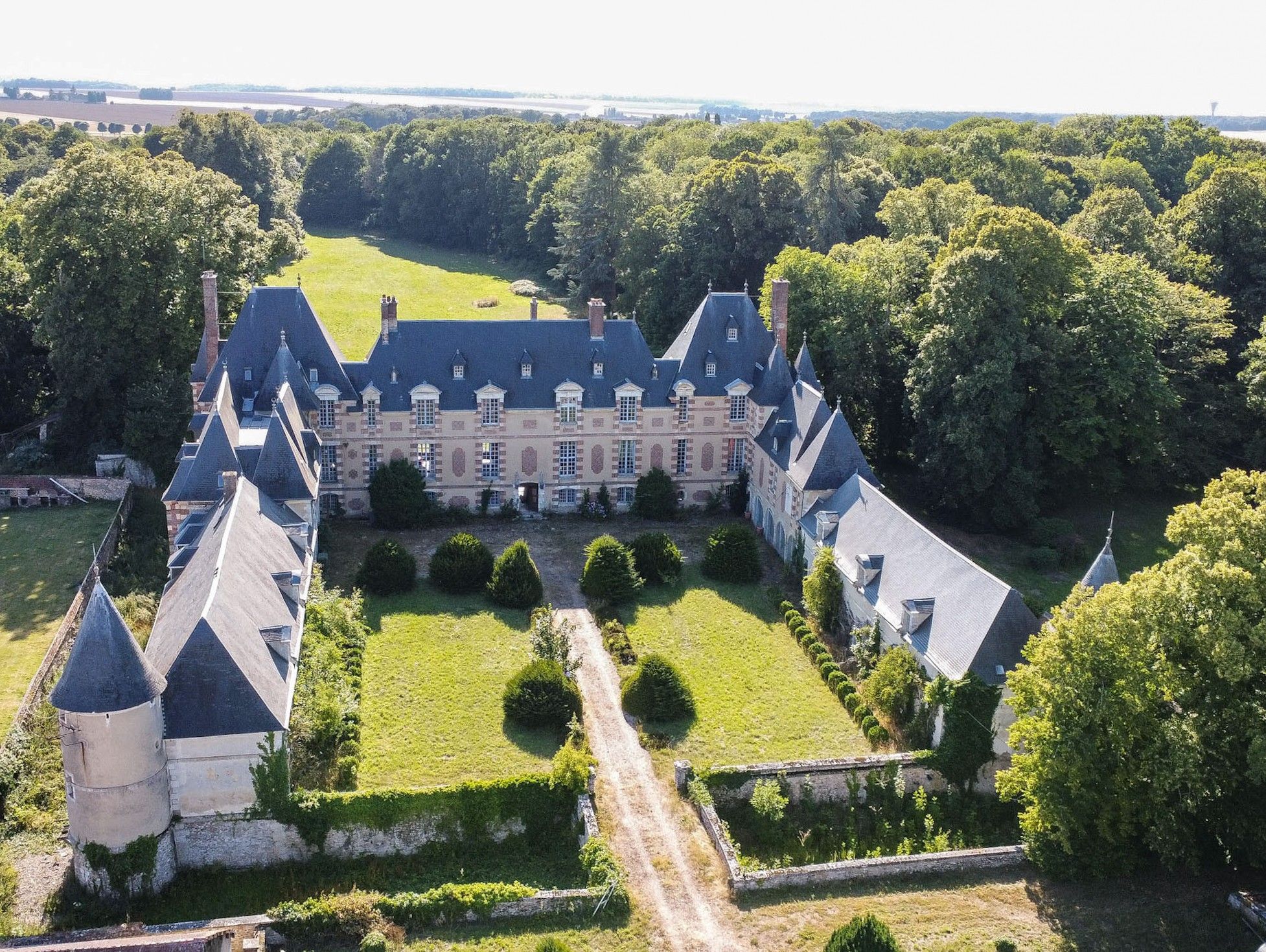 Fotky Château Louis XIII: zámok v Normandii neďaleko Paríža