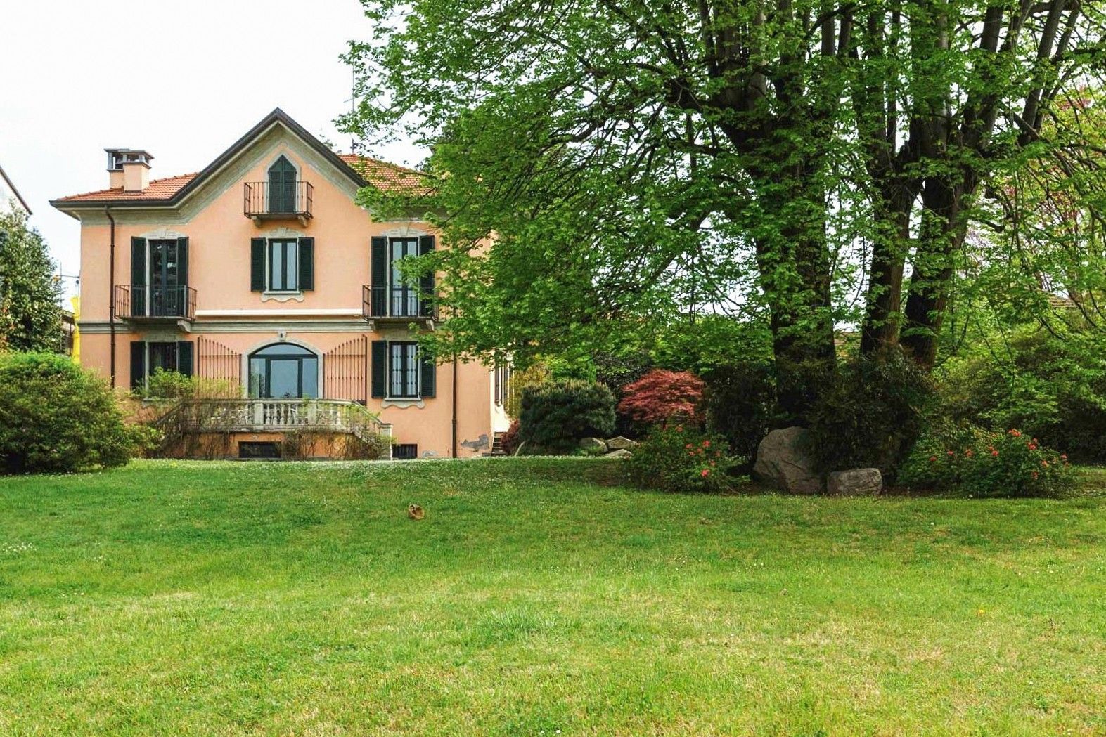 Fotky Historisk villa i Lisanza vid stranden av Lago Maggiore, stor trädgård