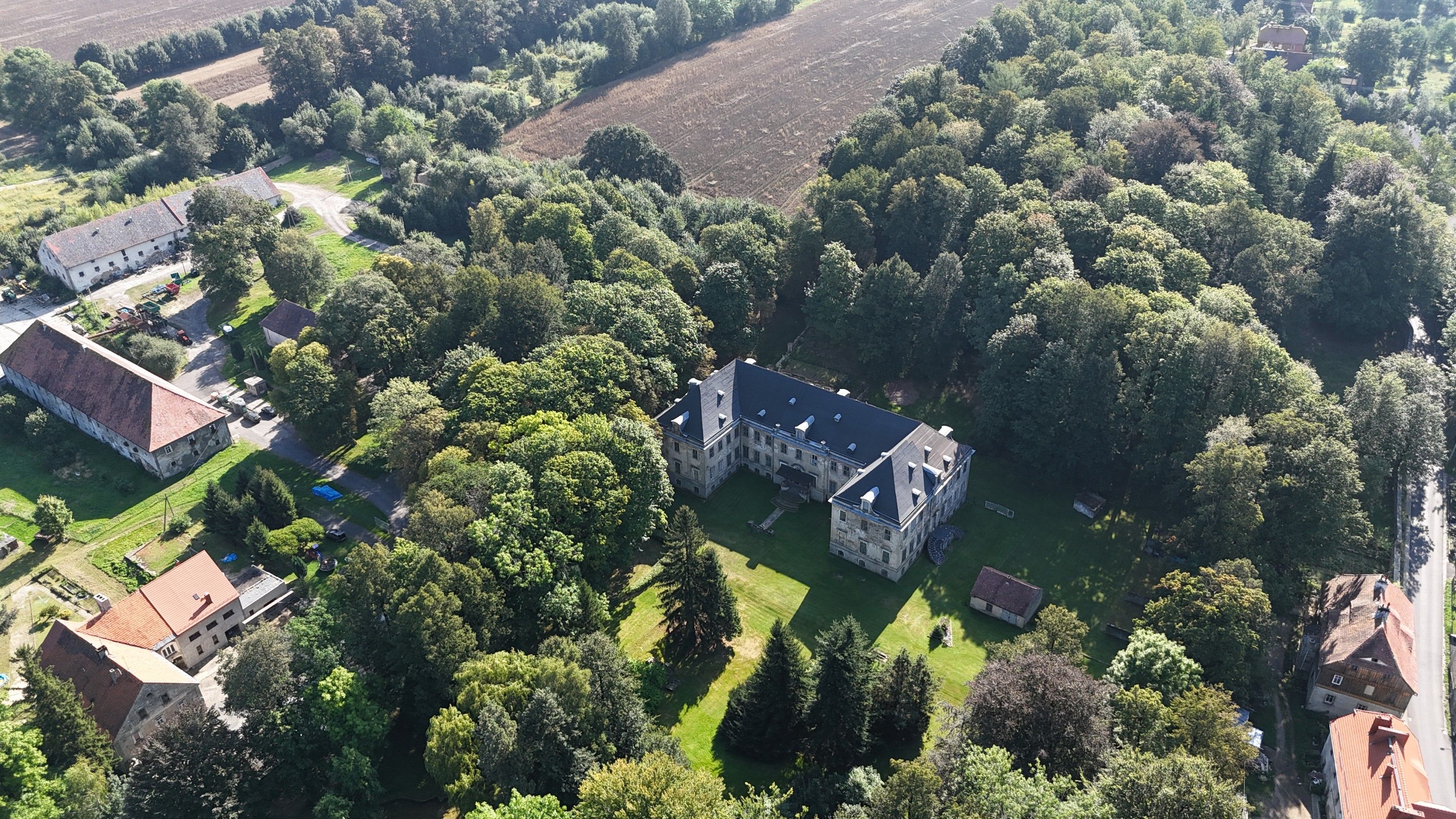 Fotky Zámok Meffersdorf v Dolnom Sliezsku - Pałac w Pobiednej