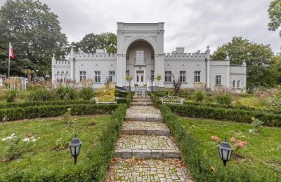 Nehnuteľnosti s charakterom, Luxusný kaštieľ pri Varšave s vinicou a heliportom