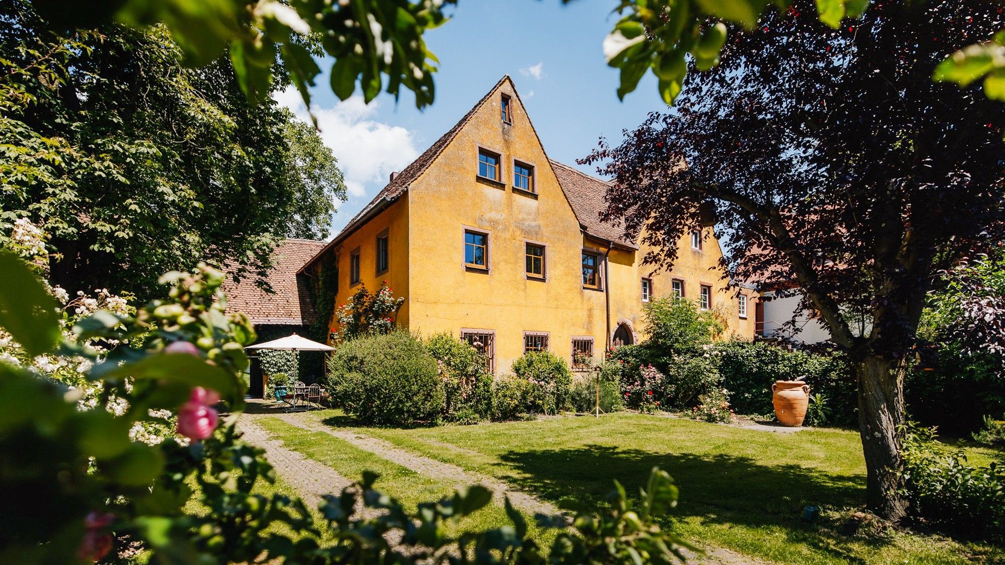 Fotky Wohnen im Denkmal: Historische Schlosshälfte  in Opfingen mit einem parkähnlichen Grundstück