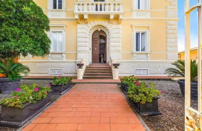 Historická vila na predaj Castiglioncello, Toscana, Pohľad z prednej strany