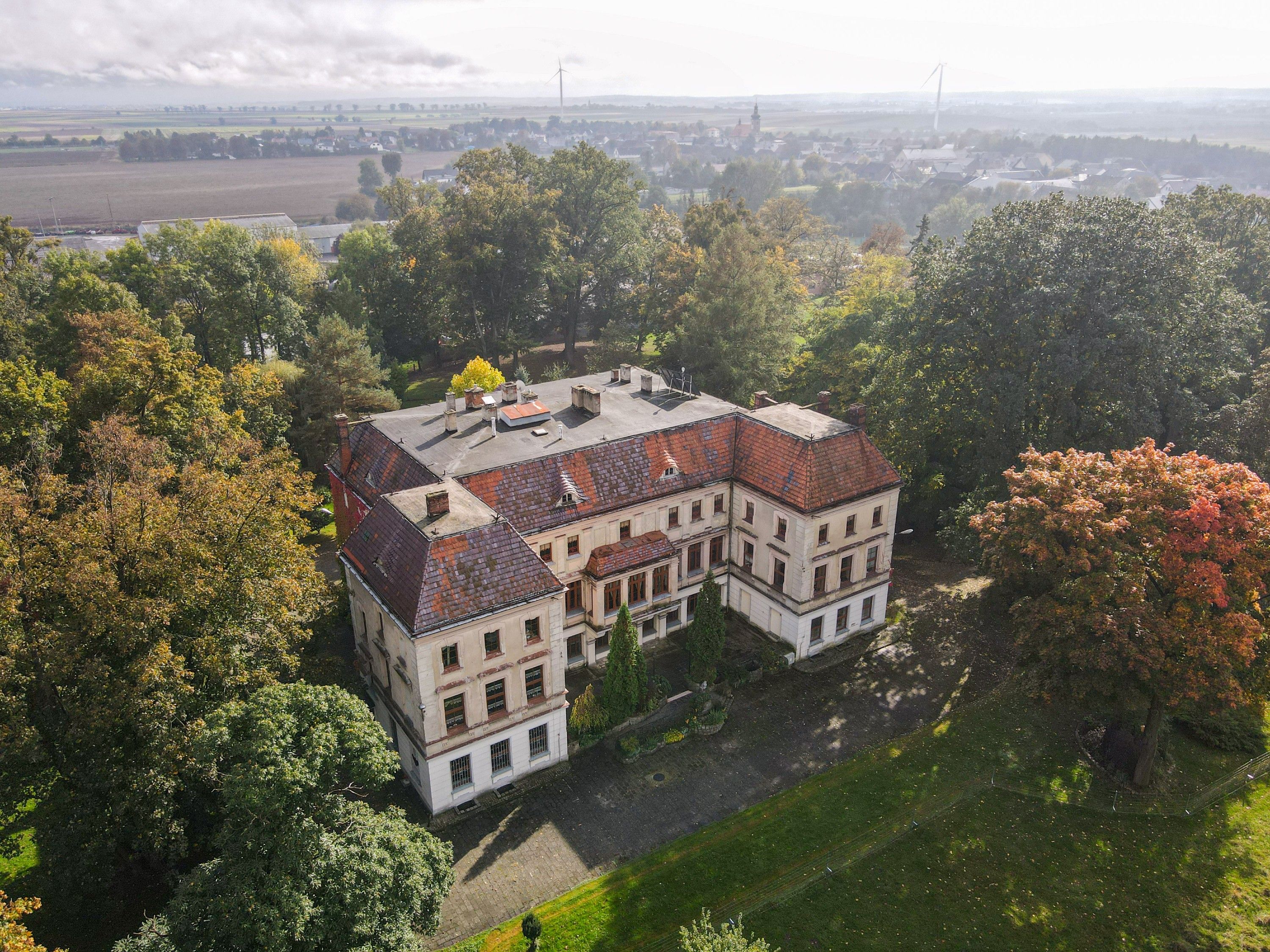 Fotky Klasicistický neobarokový kaštieľ v Sliezsku - Pałac w Wojnowicach