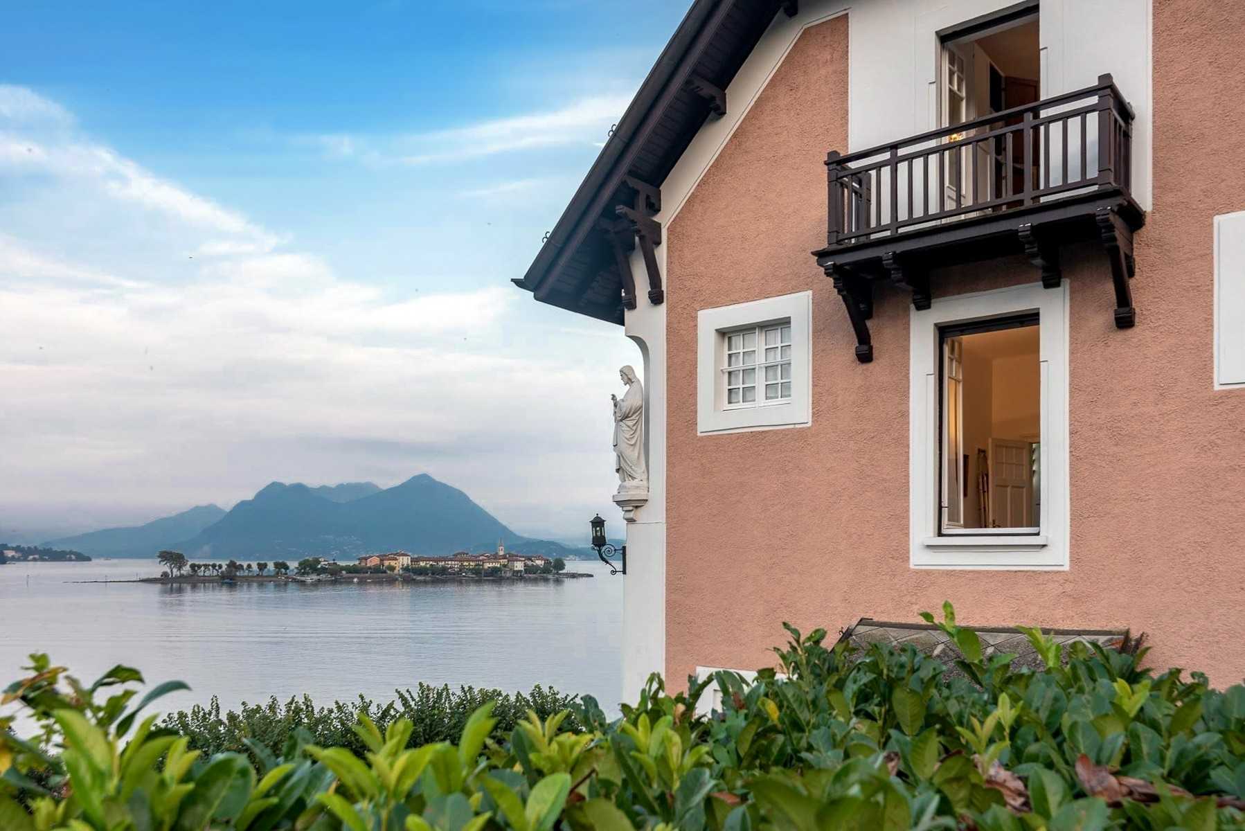 Fotky Villa d'epoca in vendita fronte lago Maggiore con darsena e piscina