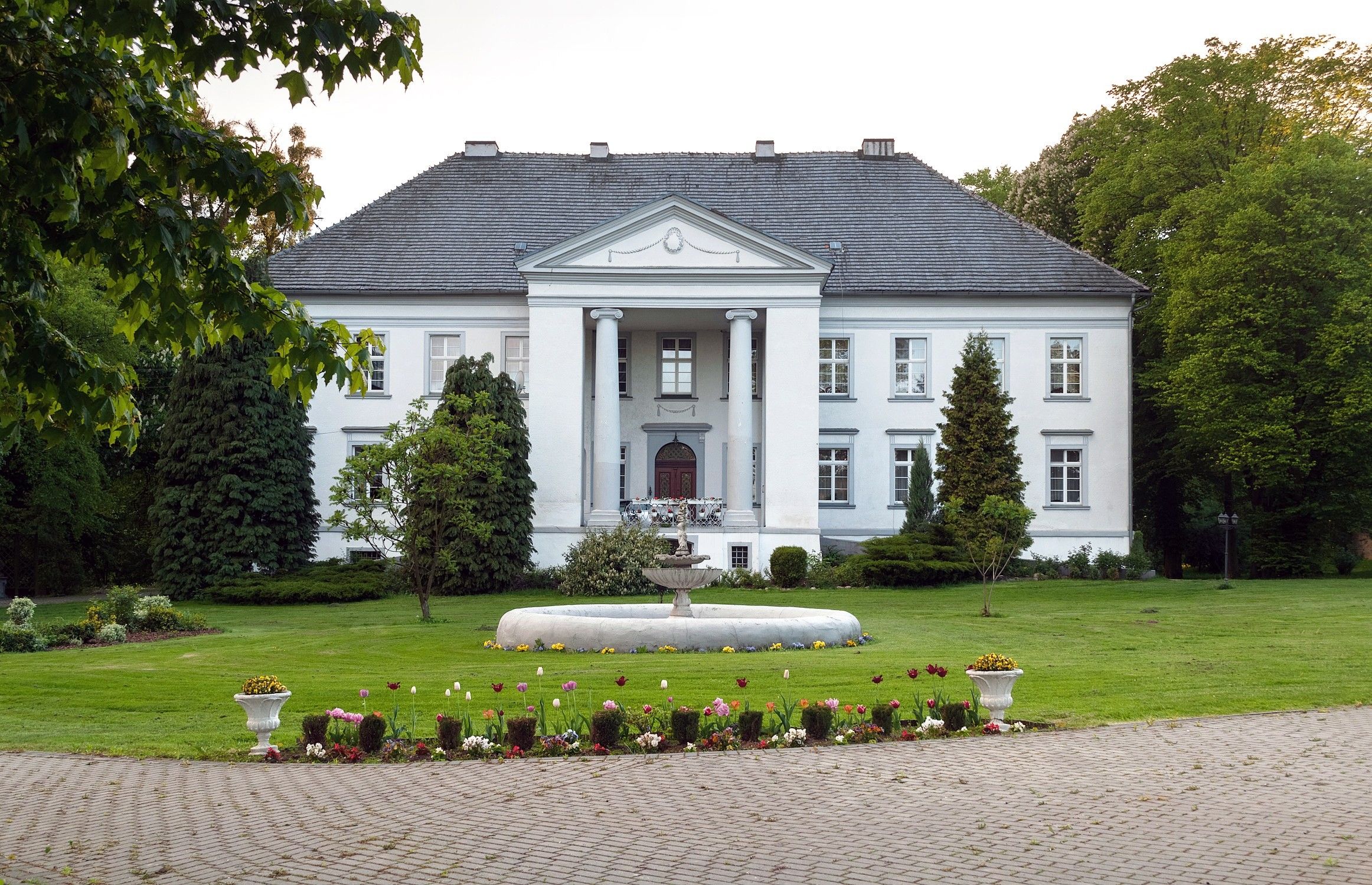 Fotky Klasicistický kaštieľ v Maciejowice, Opole