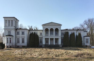 Zámok na predaj Lubstów, Pałac w Lubstowie, województwo wielkopolskie, Pohľad z prednej strany