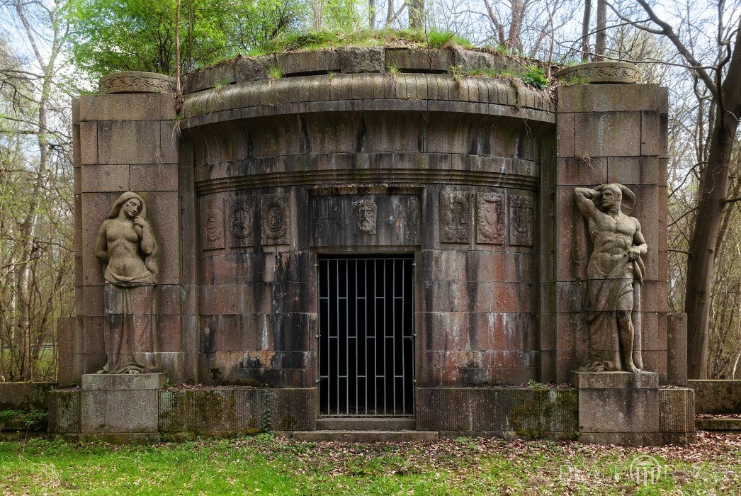 Herrenhaus Karow (Ludwigslust-Parchim): Mausoleum der Familie Schlutius, Karow